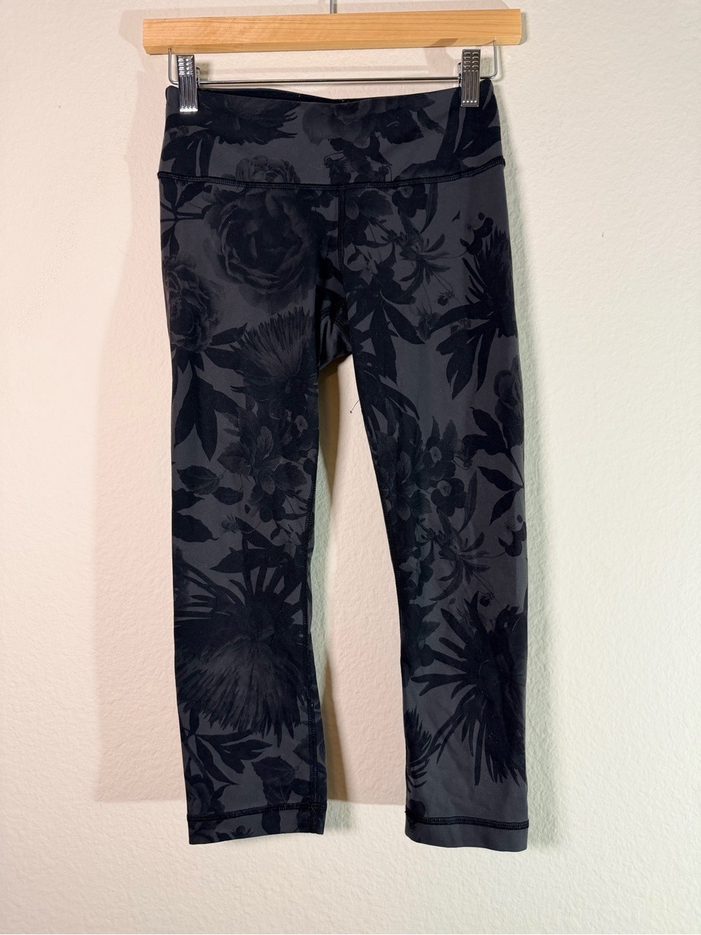 Lululemon Wunder Under Crop Floral Black Gray Leggings Size 4 - Picture 2 of 6